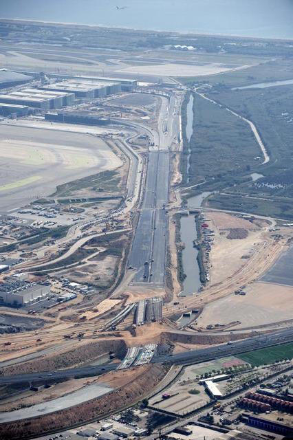 Panoràmica de la nova carretera d'accès a la nova terminal sud de l'aeroport del Prat (Octubre 2008)